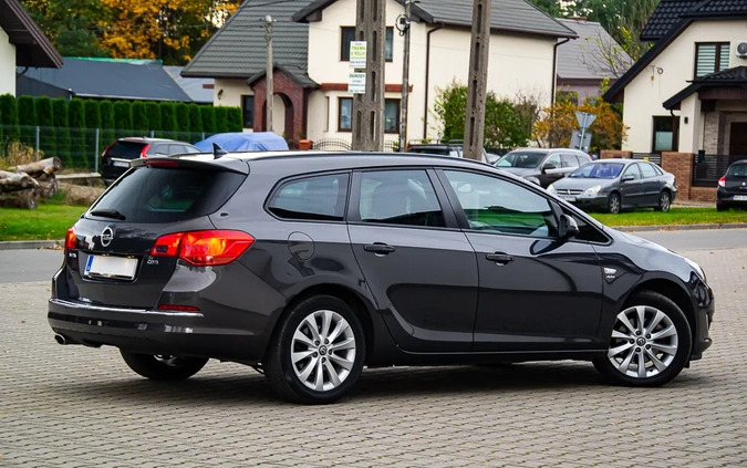 Opel Astra cena 26900 przebieg: 210000, rok produkcji 2013 z Nisko małe 562